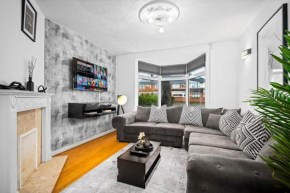 Stylish Three Bedroom House - Accommodates 7 - Parking Available - Garden - Recently Renovated - Top Rated - 162S